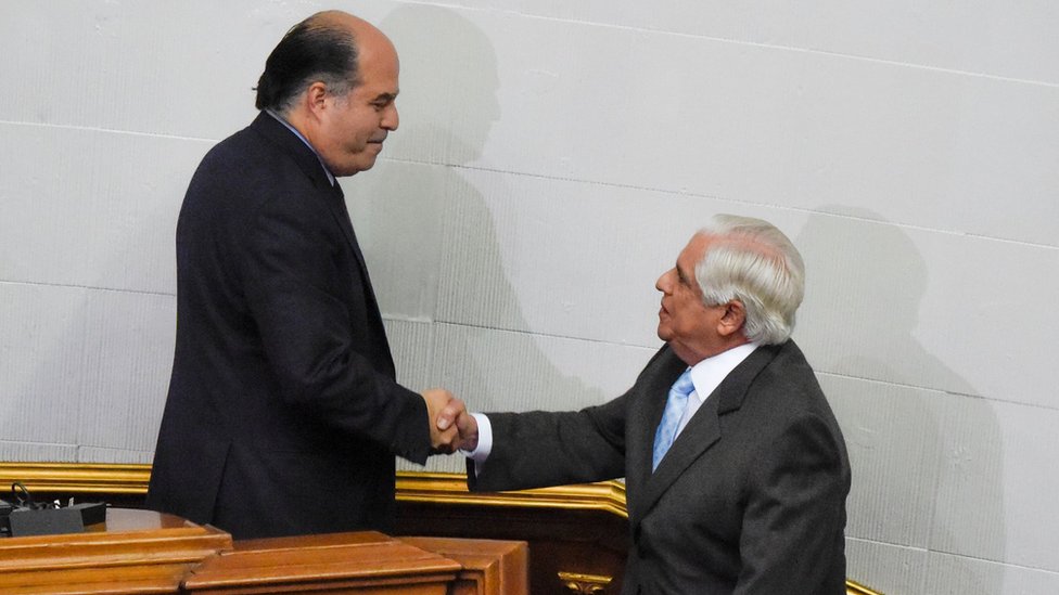 Barboza sustituirá a Julio Borges al frente del Parlamento de Venezuela. Julio Borges y Omar Barboza.