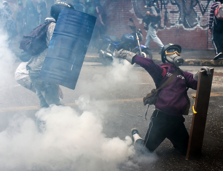 Las protestas se han tornado violentas en varios puntos del país. Las protestas se han tornado violentas en varios puntos del país.