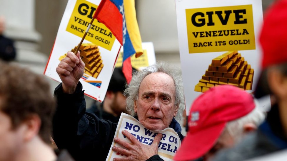 Pro-government protests Venezuela in front of the Bank of England