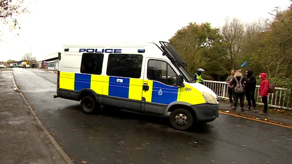 Полицейский фургон на месте незаконного рейва в Яте под Бристолем