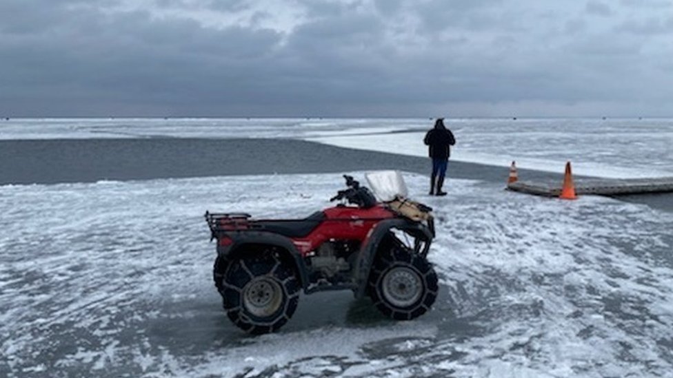 С отколовшейся льдины в штате Миннесота спасли 200 рыбаков
