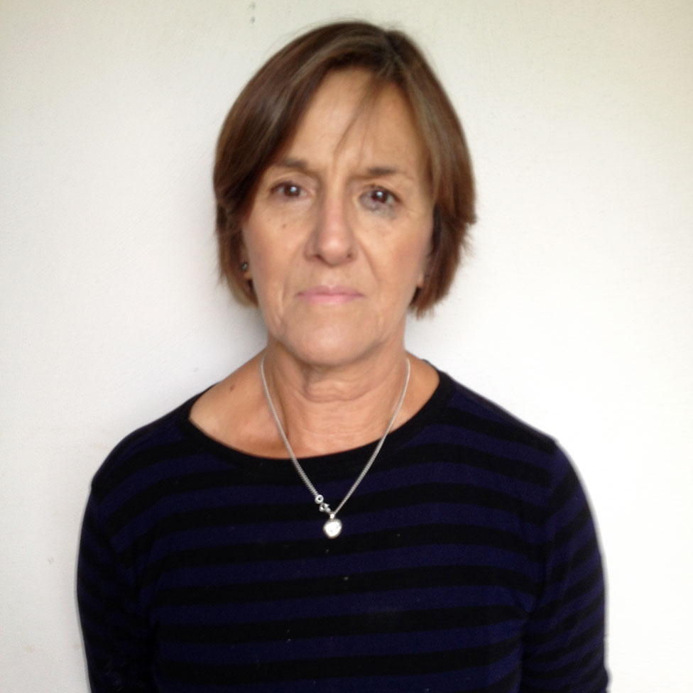 Sarah siempre lleva el anillo que Emily tenía el día en que murió, una de las pistas que le dio a la policía para su identificación. Sarah Jenkins