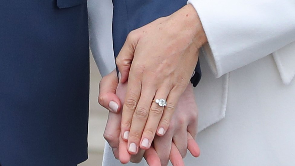 El anillo de compromiso fue diseñado por el propio príncipe Harry. Meghan Markle muestra su anillo de compromiso.