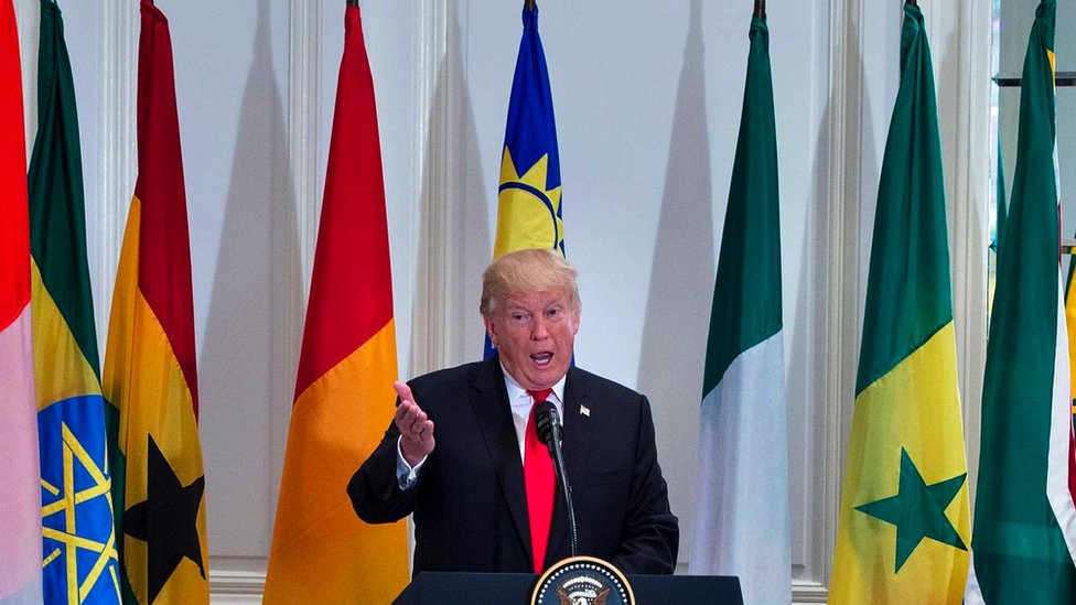 الرئيس الأمريكي يتحدث وفي الخلفية أعلام دول أفريقية