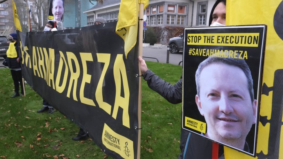 Активисты Amnesty International протестуют против смертного приговора шведско-иранскому ученому Ахмадрезе Джалали возле посольства Ирана в Брюсселе, Бельгия
