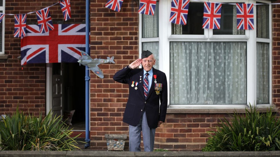 96-летний ветеран Второй мировой войны Бернард Морган стоял перед своим домом и молчал две минуты