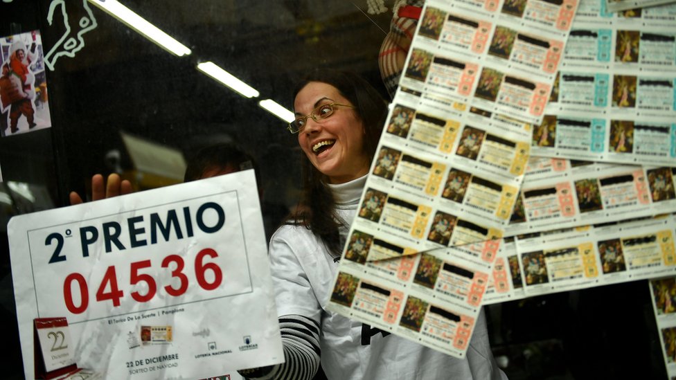 Моника празднует в своем лотерейном офисе после продажи второго приза рождественской лотереи «Эль Гордо» с номером 04536 в Памплоне на севере Испании