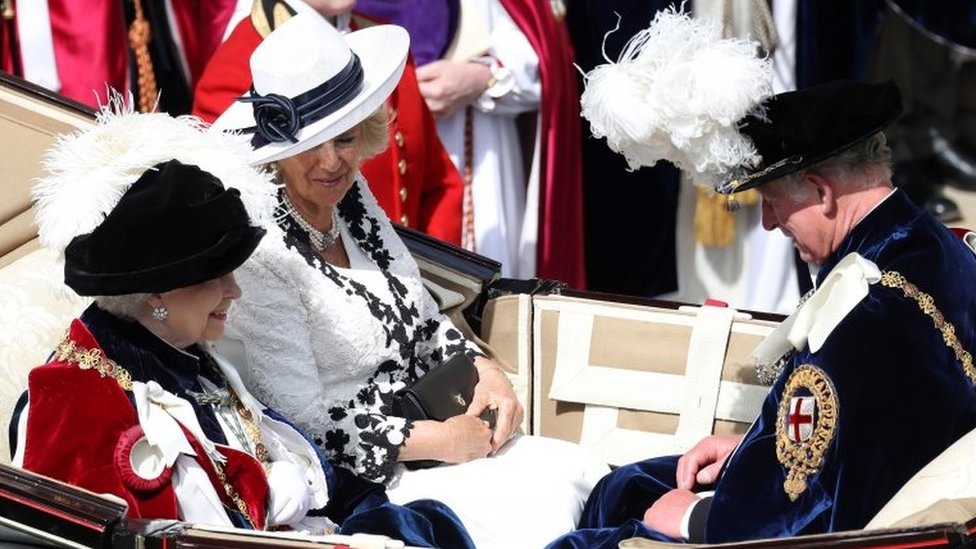 Герцогиня Корнуолл и принц Уэльский присоединились к королеве в ее карете