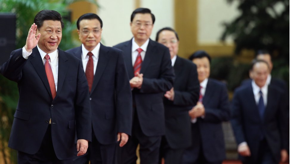 2012年11月15日，習近平與其他幾名中共政治局常委正式亮相。