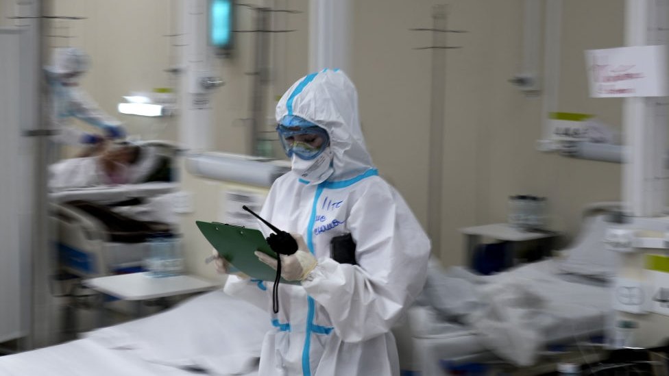 Pacientes reciben atención en hospital tmeporal de Rusia