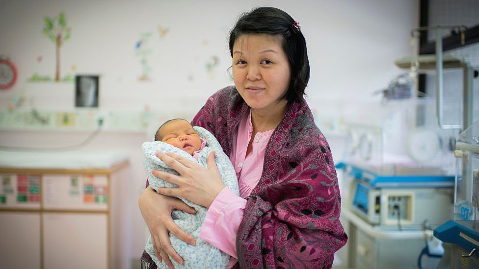 Una mujer que acaba de tener un hijo en un hospital en Hong Kong.