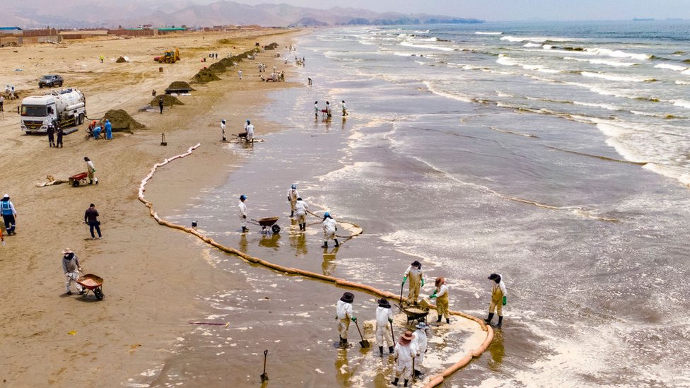 Trabajadores de Repsol limpian playas de Lima.