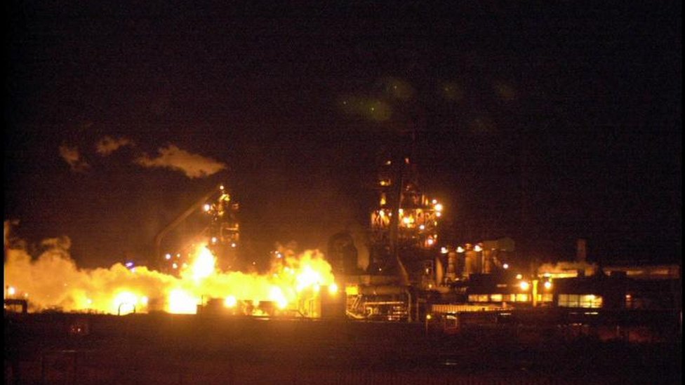 Сцена на сталелитейном заводе Corus в Порт-Талботе сегодня вечером, в четверг, 8 ноября 2001 г.