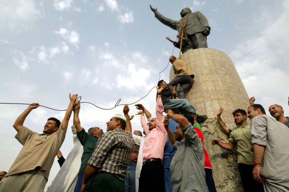 Статуя Саддама Хусейна снесена в апреле 2003 г.