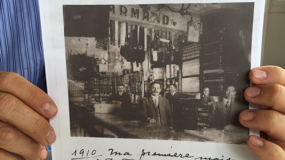 Su abuelo paterno se estableció en México. Su abuelo materno en Guatemala. Casa Armand