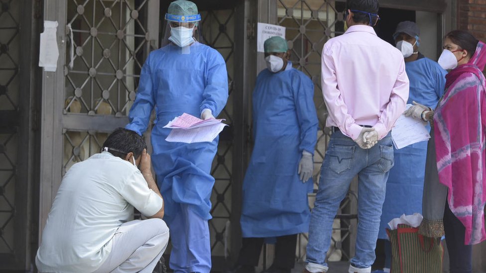Медицинский работник приносит отчет пациента в больнице Дели
