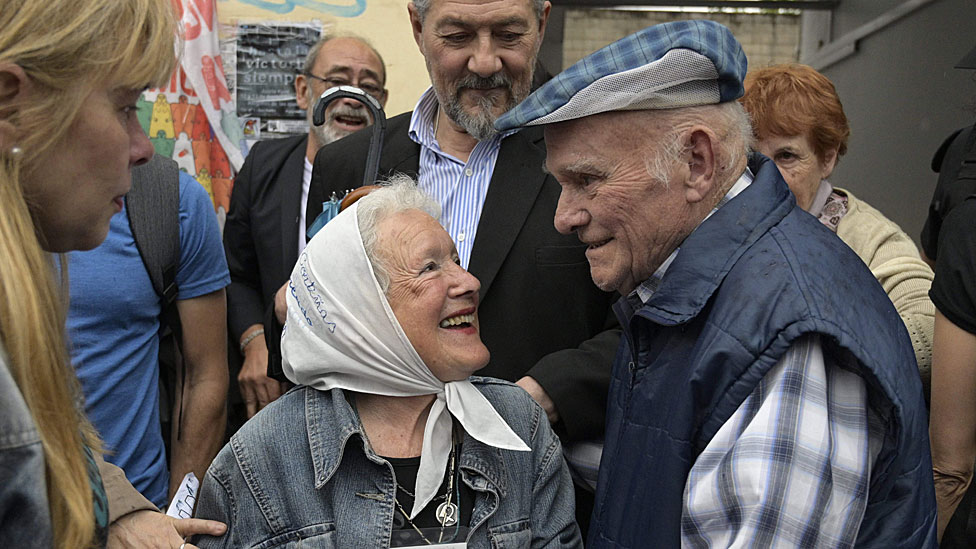 Una de las víctimas de la represión, el exobrero de Ford Carlos Gareis, celebra el veredicto junto a la presidenta de Madres de Plaza de Mayo Línea Fundadora, Nora Cortinas.