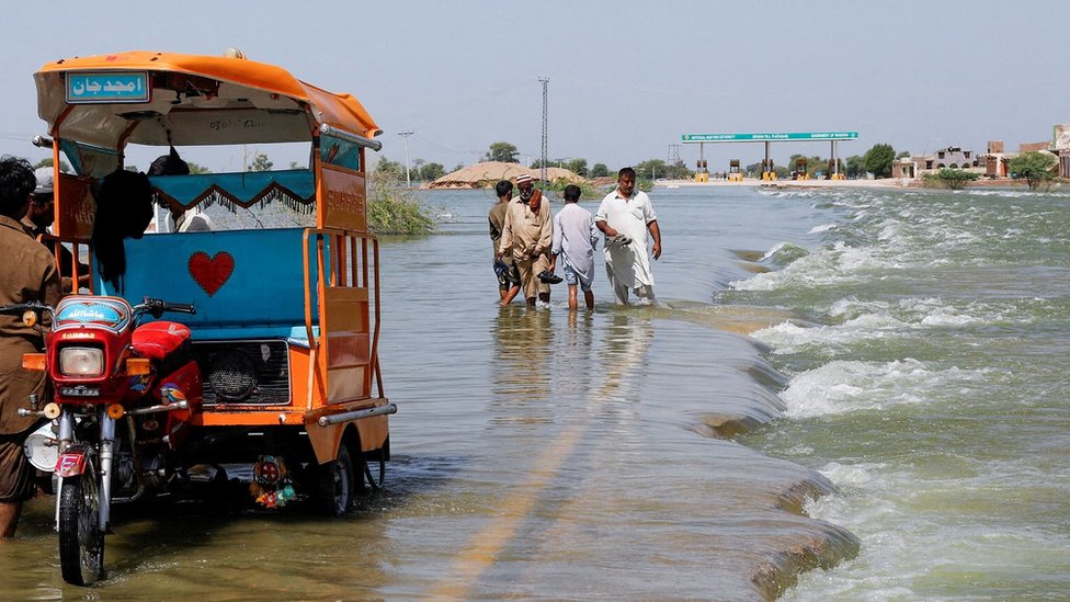 Estrada inundada no Paquistão
