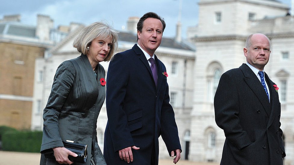 La primera ministra May sucedió en el puesto a David Cameron, quien renunció tras perder el referendo del Brexit. May y Cameron