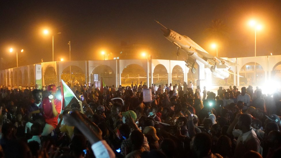 متظاهرون أمام مقر وزارة الدفاع السودانية في الخرطوم