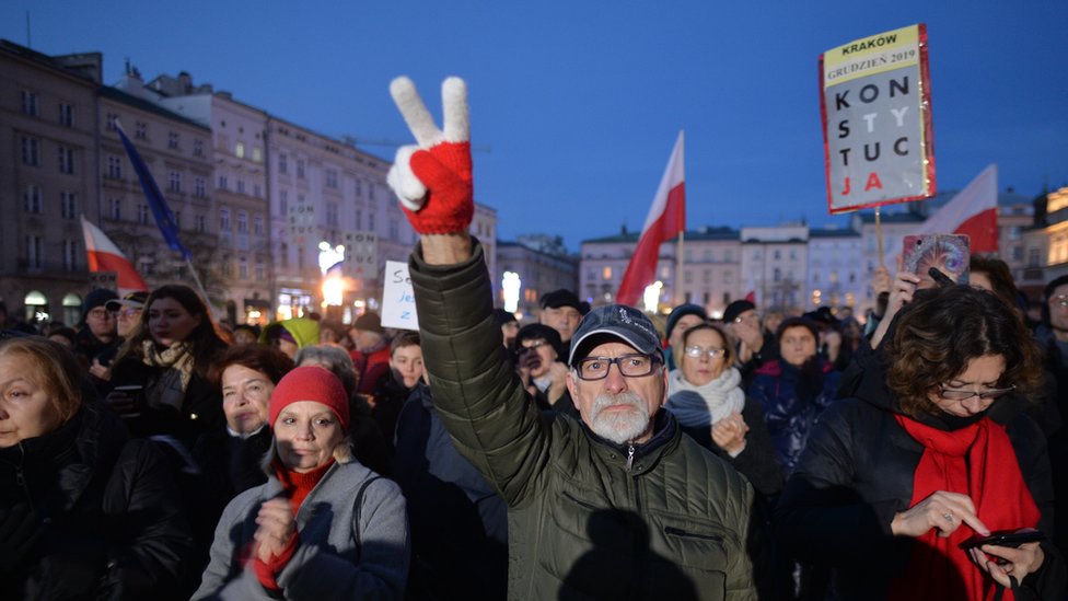 Протестующие собираются в Польше, чтобы поддержать судей