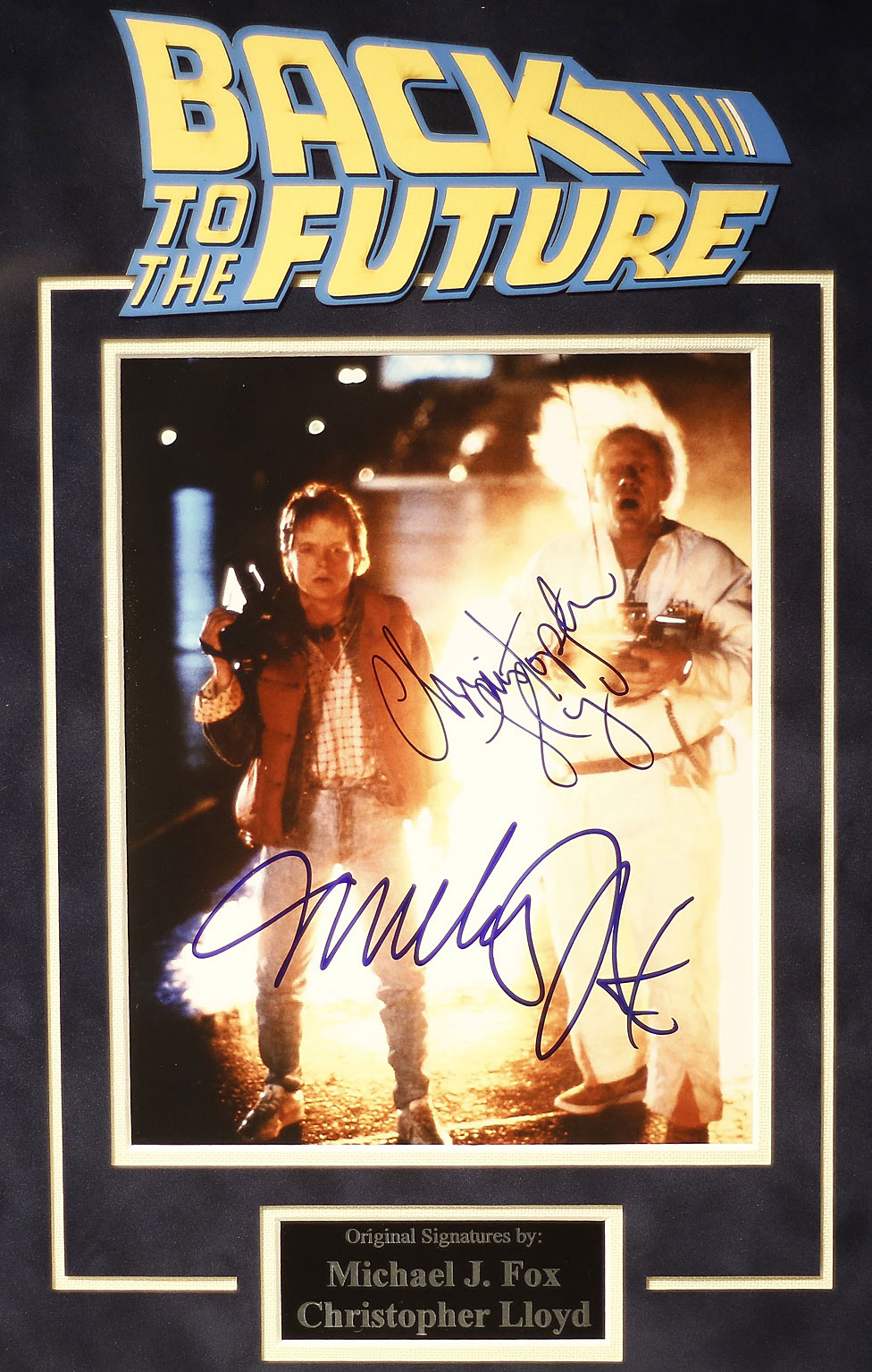 Afiche autografiado de la película "Volver al Futuro" exhibido en la celebración del 30 aniversario de la película en Brasil en 2015