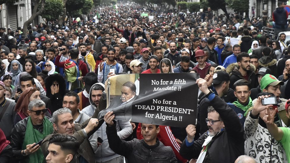 الجزائريون يتظاهرون ضد ترشح الرئيس عبد العزيز بوتفليقة لفترة رئاسية خامسة