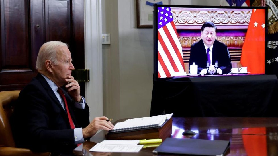 [출처: Reuters] 조 바이든 미국 대통령이 2021년 11월 15일 미국 워싱턴 백악관에서 시진핑 중국 국가주석과 가상으로 대화하고 있다