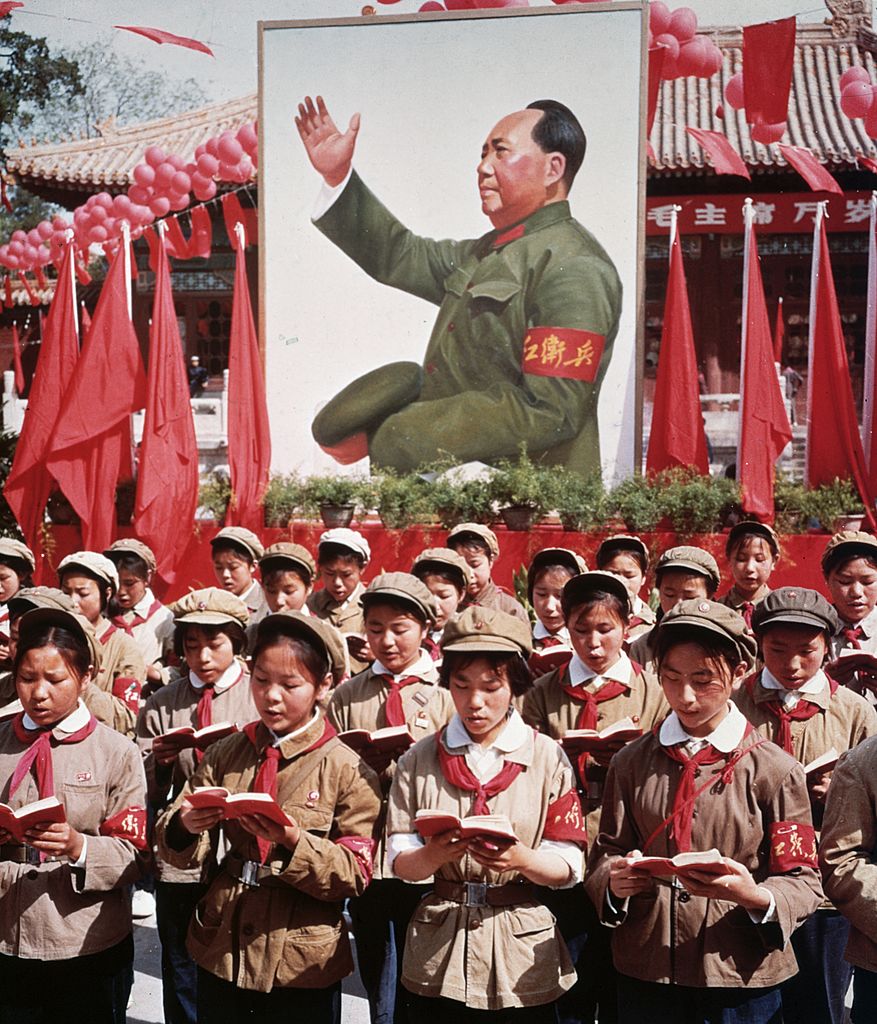 Niños leyendo el Libro Rojo de Mao en la Revolución Cultural.