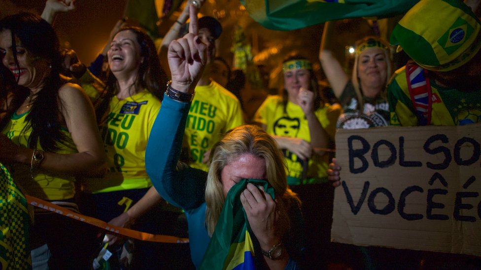 Mujer celebrando el triunfo de Bolsonaro