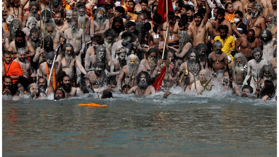 成千上萬的人參加了印度大壺節，約10天前，大批印度人到恆河沐浴。