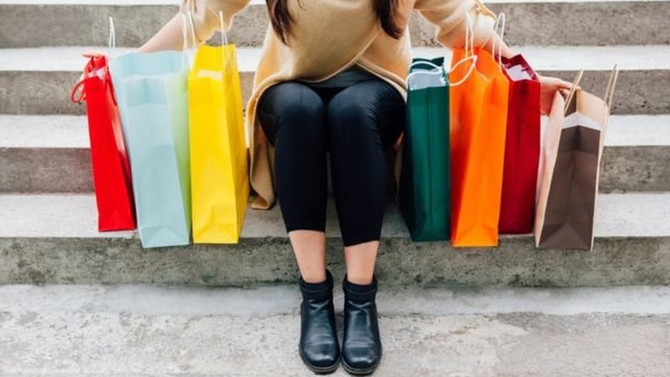 Pada Black Friday, bisnis ritel memberikan diskon besar selama 24 jam.