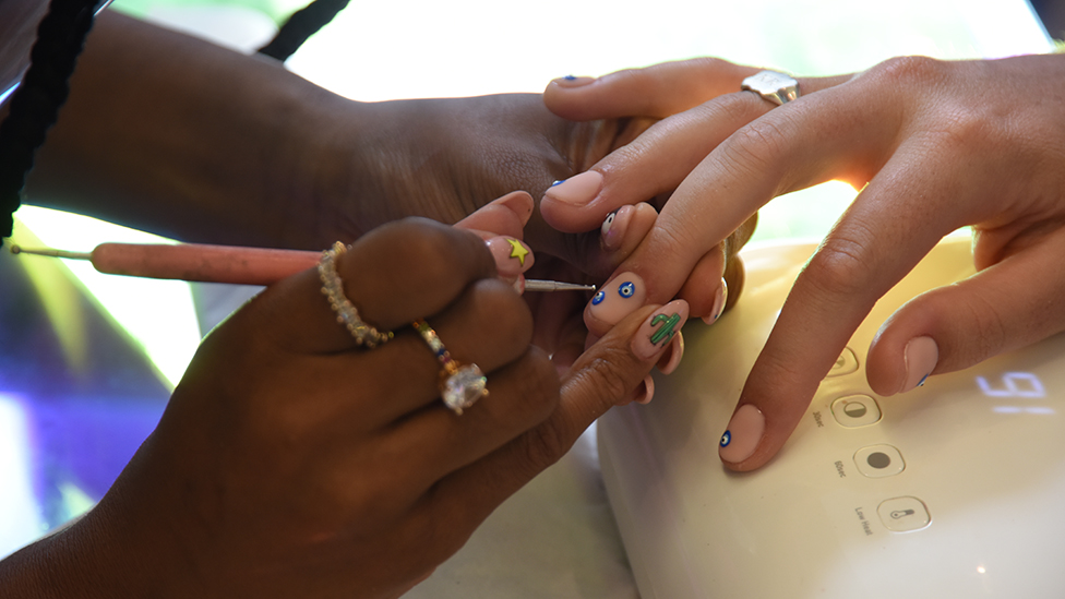 Кадима Алия работает над ногтями Кваси Ричи-Роу