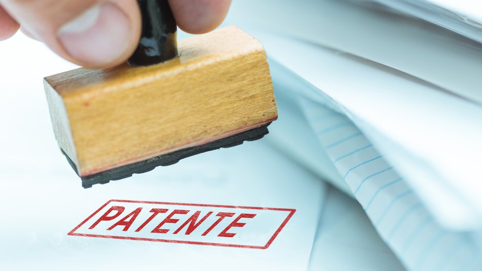 La mayoría de los economistas opinan que algunas cosas deben ser protegidas con patentes, sólo que más limitadas. Sello de patente