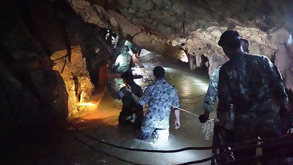Un equipo de los Seals de la Armada tailandesa inspecciona el túnel inundado en la cueva.