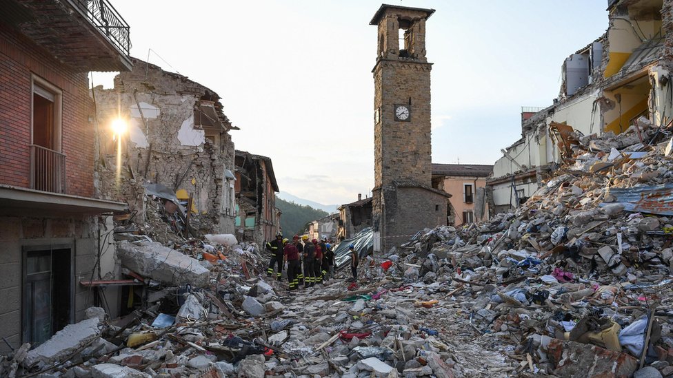 Развалины на фоне колокольни Аматриче в Аматриче, в центральной Италии, через неделю после смертельного землетрясения, 1 сентября 2016 г.