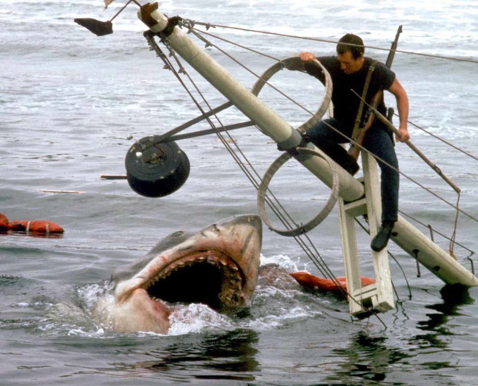 Ataque de tiburón blanco en la película "Tiburón".
