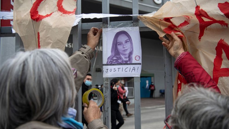 Mujeres colocan fotografía de la periodista Francisca Sandoval afuera del Hospital de Urgencias y Asistencia Pública (HUAP) luego de enterarse de su muerte.