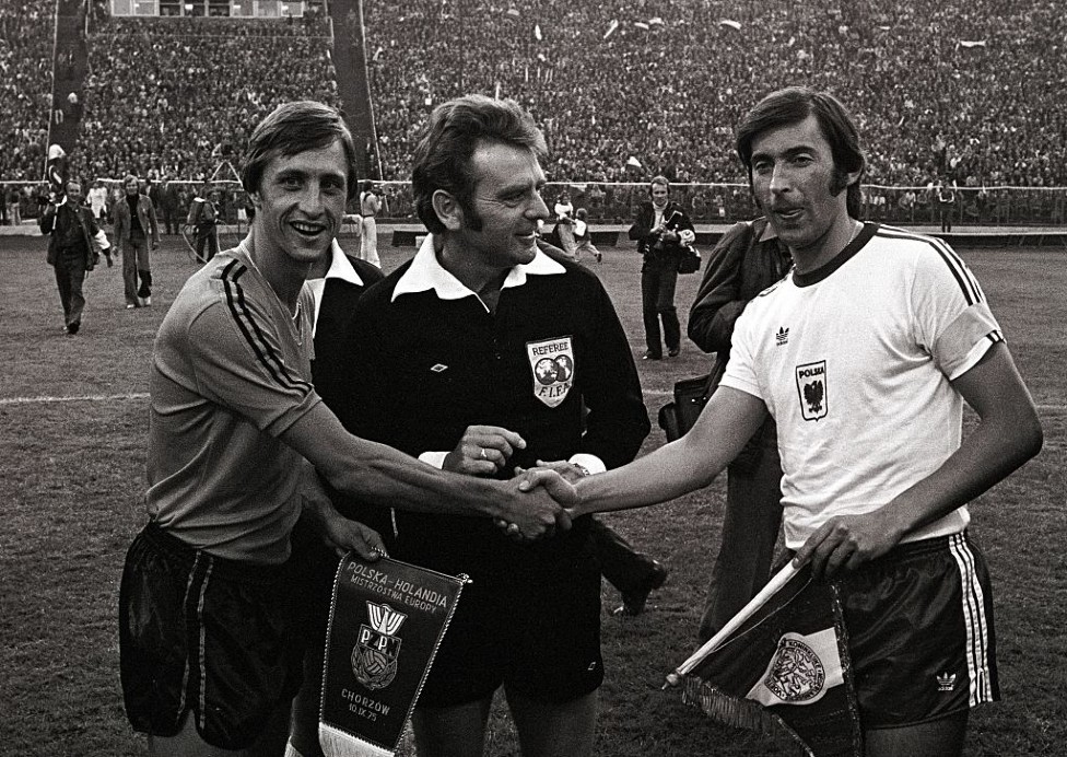 Johan Cruyff le daba la mano al polaco Kazimierz Deyna en un partido clasificatorio de la Euro 76, que se celebró en Polonia.
