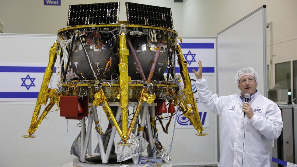Офер Дорон, директор программы аэрокосмической промышленности Израиля, представляет лунный зонд SpaceIL в Яхуде, Израиль (10 июля 2018 г.)