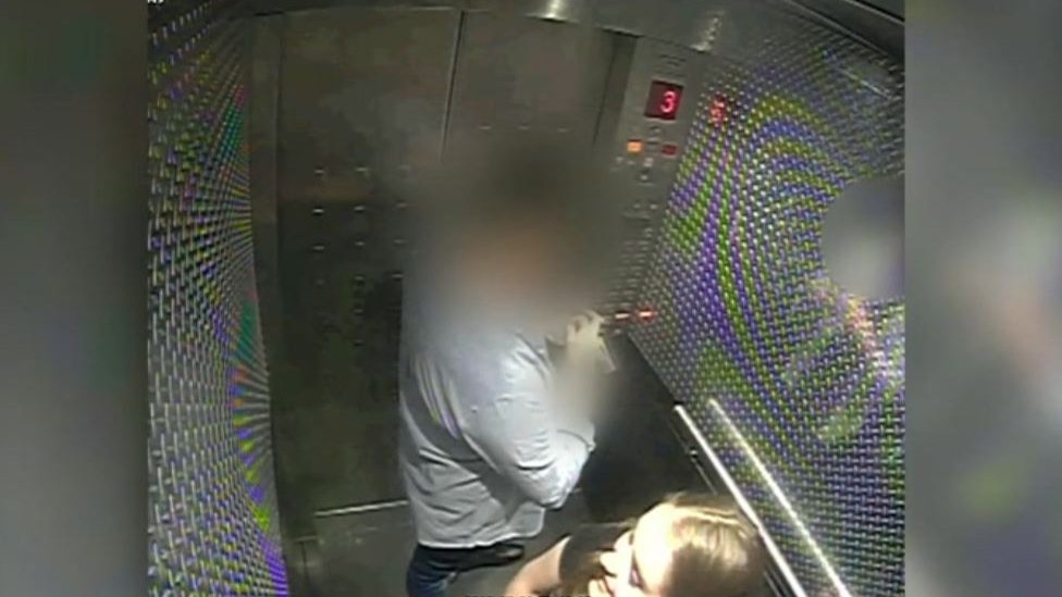 Подсудимый и Грейс Миллейн в лифте
