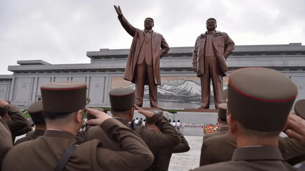 Severnokorejski vojnici salutiraju ispred statua vođa te zemlje