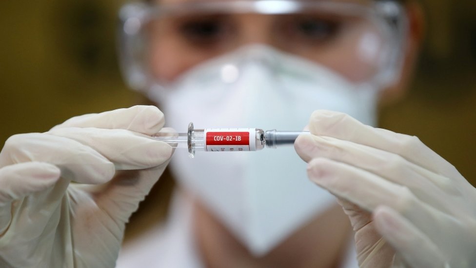 Enfermeiro segura vacina da Sinovac contra covid-19