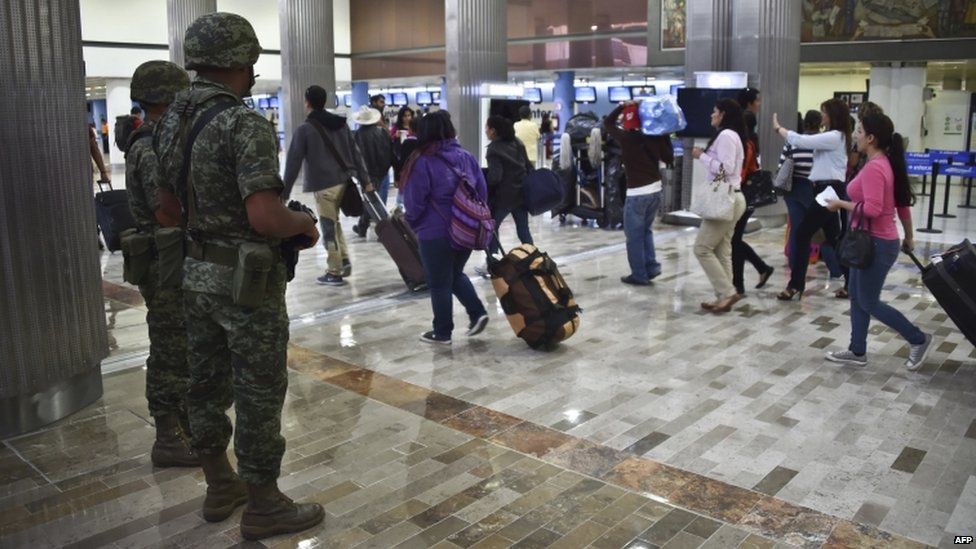 Солдаты армии в международном аэропорту Мексики