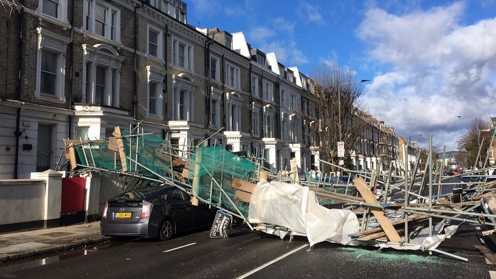 邦楽 DAMAGE Strong winds: Scaffolding collapses and Dartford bridge closed