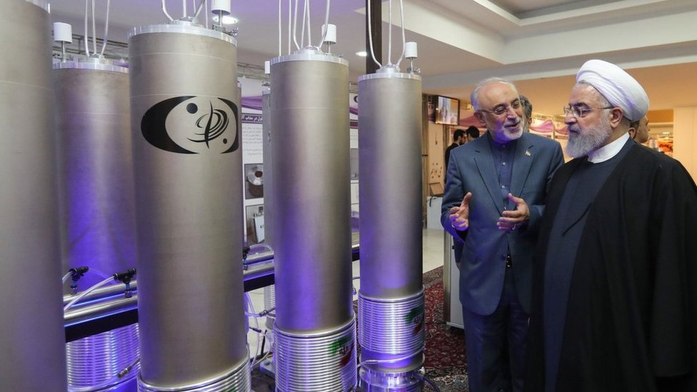 Президент Ирана Хасан Рухани (справа) демонстрирует ядерную технологию Али Акбаром Салехи, главой Организации по атомной энергии Ирана (9 апреля 2019 г.)