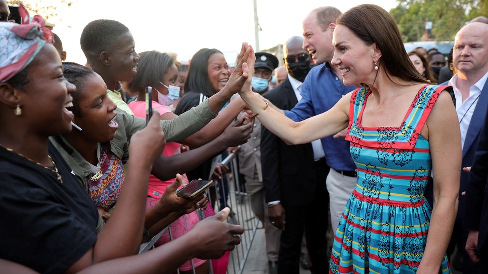 O duque e a duquesa de Cambridge cumprimentam pessoas em Trench Town, Jamaica