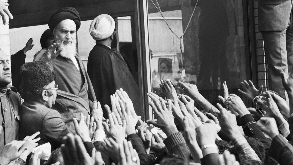 الخميني يلوح لحشد من أنصاره من نافذة مقر إقامته في طهران