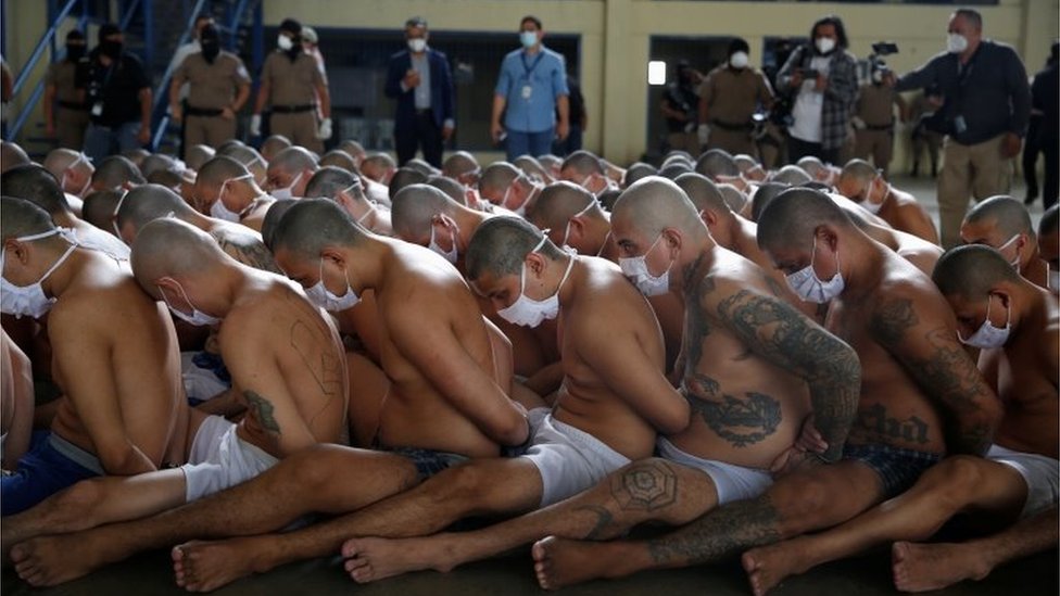 Члены банды ждут снаружи своих камер во время обыска в тюрьме Исалко во время медиа-тура в Исалко, Сальвадор, 4 сентября 2020 г.