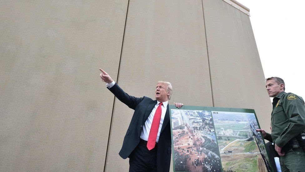 Trump en la frontera sur de Estados Unidos viendo los prototipos del muro que prometió levantar para separar a su país de México.